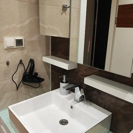 Apartment 20 Cleopatra Select